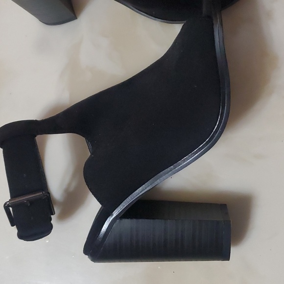 Open toe booties - Picture 2 of 6